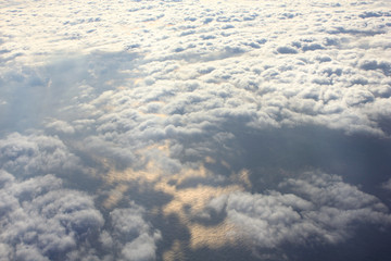 上空　雲の上より空撮