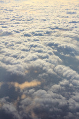 上空　雲の上より空撮