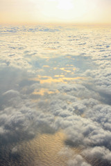 上空　雲の上より空撮