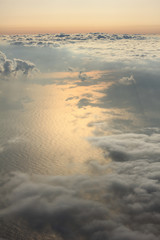 上空　雲の上より空撮