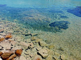 il mare limpido, turchese e trasparente all'isola de La Maddalena, in Sardegna