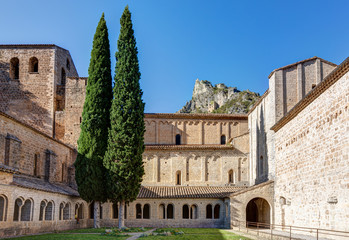Fototapeta premium Village de Saint-Guilhem-le-Desert avec sa magnifique abbaye - Herault - Region Occitanie