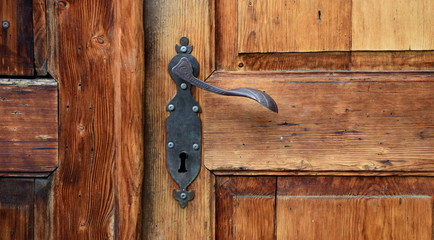 Türklinke - Haustür aus Holz - altes Gebäude