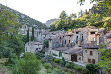 Obraz premium Village de Saint-Guilhem-le-Desert avec sa magnifique abbaye - Herault - Region Occitanie