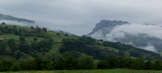 Montañas y niebla