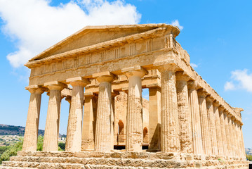 Obraz premium Well-preserved temple of Concordia in the valley of temples in Agrigento, Sicily