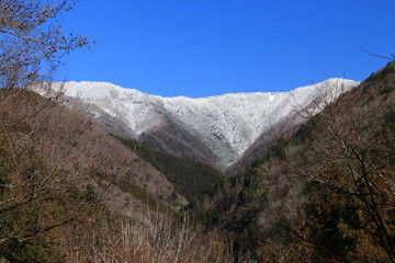 早春　雪の雲取山への道　石尾根遠景