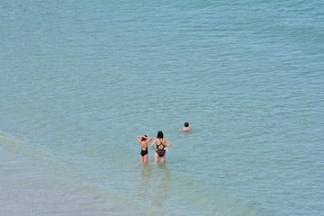 Des gens dans l'eau sur une plage de Bretagne