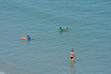 Des gens dans l'eau sur une plage de Bretagne