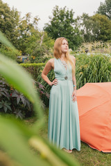 Fototapeta premium Frau im Garten