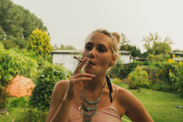Fototapeta premium Frau im Garten