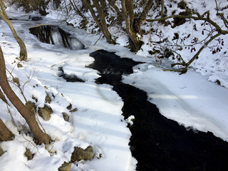 ein Bach im Winter in der Eifel