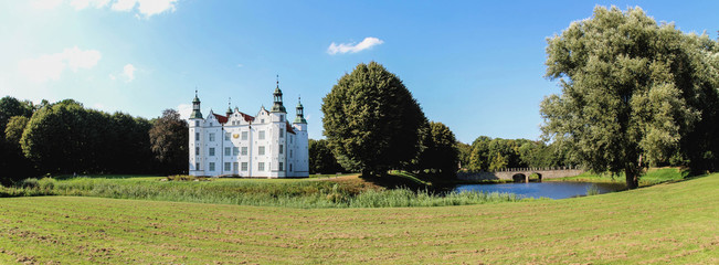 Fototapeta na wymiar Schloss Ahrensburg in Holstein Panorama