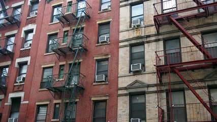 Fototapeta na wymiar New York City, Manhattan: Historische Hausfassaden mit Feuerleiter