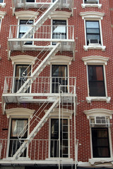 Naklejka premium New York City, Manhattan: Historische Hausfassaden mit Feuerleiter