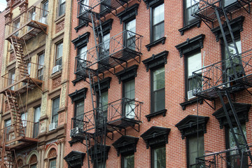 New York City, Manhattan: Historische Hausfassaden mit Feuerleiter
