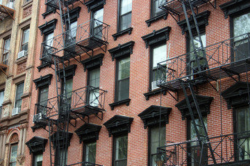 New York City, Manhattan: Historische Hausfassaden mit Feuerleiter