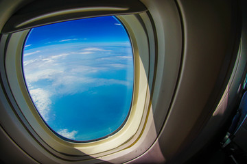 飛行機の窓から見える雲と空