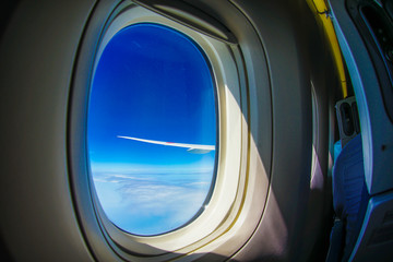 飛行機の窓から見える雲と空