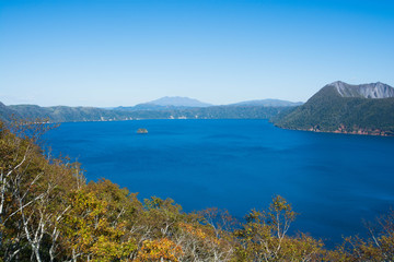 Fototapeta na wymiar 青い静かな湖　摩周湖