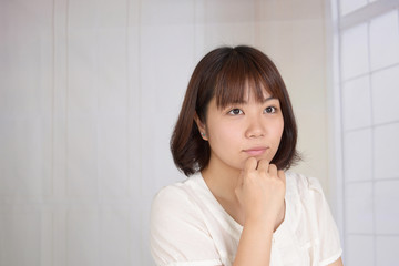 考える若い女性