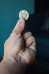 Monedas en la palma de la mano. Pesos mexicanos sobre la mano de hombre adulto. Mano aislada mostrando moneda de 10 (diez) pesos mexicanos