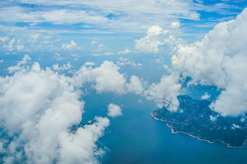 Naklejka premium 飛行機から見える雲と空