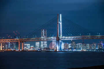 横浜ベイブリッジと横浜みなとみらいの夜景