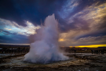 ゲイシール間欠泉と朝焼け（アイスランド）