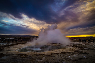 ゲイシール間欠泉と朝焼け（アイスランド）