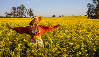 Laughing young lady with straw hat in yellow Canola Field in Western Australia © Reto Ammann
