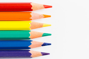 lápices de colores formando el arco iris