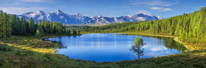 Foto op Aluminium Berglandschap, meer en bergketen, groot panorama, Altai © Valerii