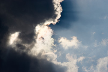 薄明光線・太陽・雲・晴れ間