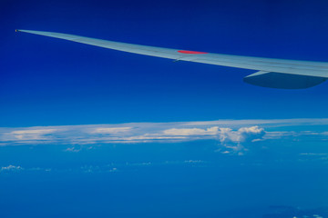 Fototapeta na wymiar 飛行機から見える雲と空