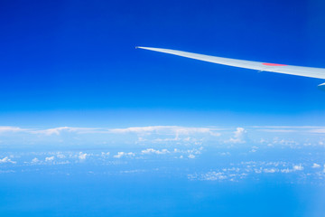 飛行機から見える雲と空