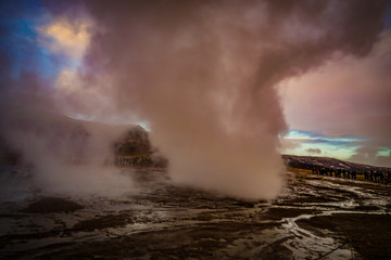 ゲイシール間欠泉と朝焼け（アイスランド）