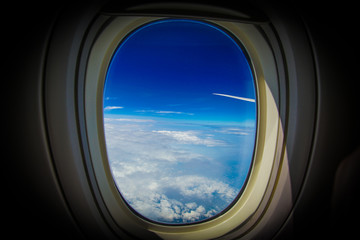飛行機の窓から見える雲と空