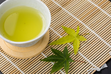 すだれに涼しげな緑茶と秋の紅葉コピースペース