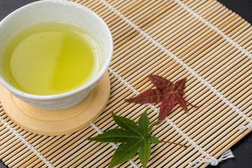 すだれに涼しげな緑茶と秋の紅葉コピースペース