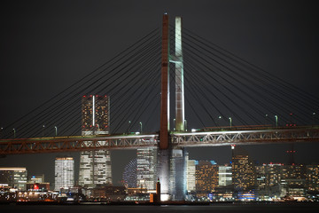 横浜ベイブリッジと横浜みなとみらいの夜景