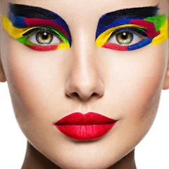 Schönes Gesicht einer Frau mit mehrfarbigem lebendigem Make-up der Augen © Valua Vitaly