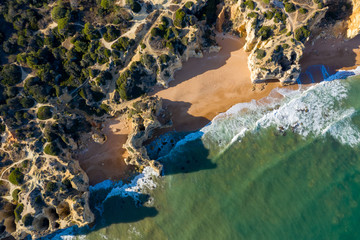 Vue aérienne sur les côtes rocheuses à proximité de Albufeira