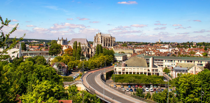 Beauvais. Cath&eacute;drale vue du quartier Saint Jean . Oise. Picardie. Hauts-de-France