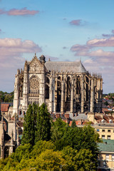 Fototapeta na wymiar Beauvais. Cathédrale vue du quartier Saint Jean . Oise. Picardie. Hauts-de-France