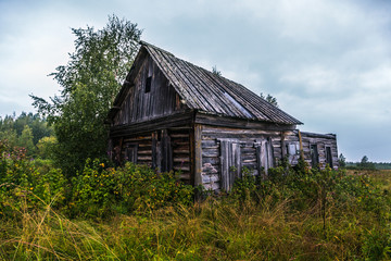 Fototapeta na wymiar Abandoned old house in a Russian village.