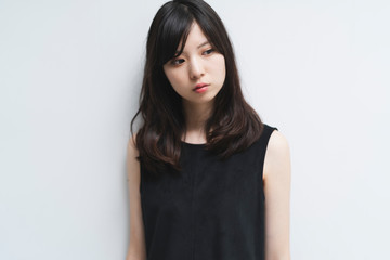 Fototapeta premium 黒いワンピースの女性