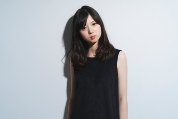 Fototapeta premium 黒いワンピースの女性