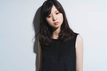 黒いワンピースの女性
