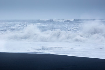 Island, Südküste, Vik i Mýrdal, Reynisfjara Strand, Wellen am Atlantik